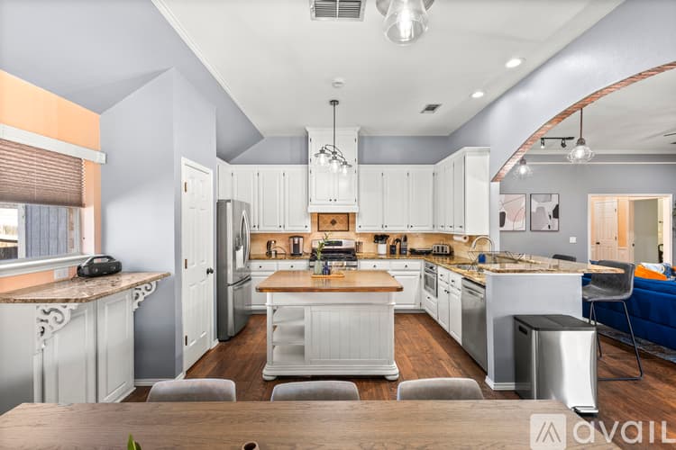 Saginaw House: 324 Woodcrest Dr