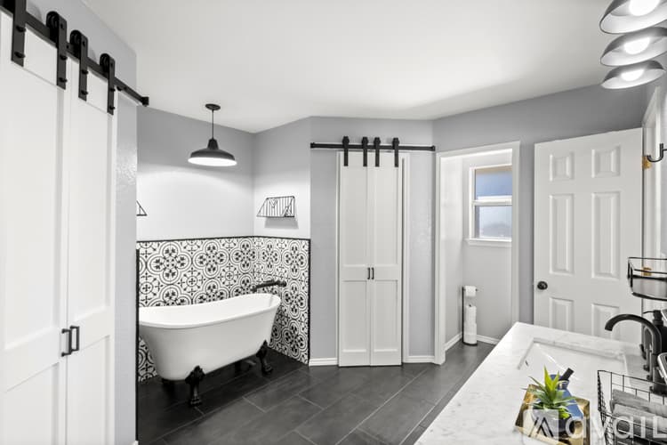 Saginaw House: 324 Woodcrest Dr