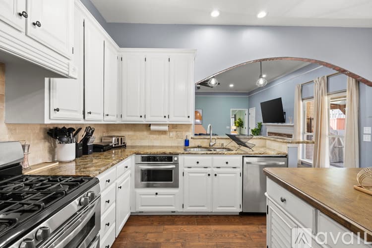 Saginaw House: 324 Woodcrest Dr