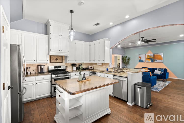 Saginaw House: 324 Woodcrest Dr