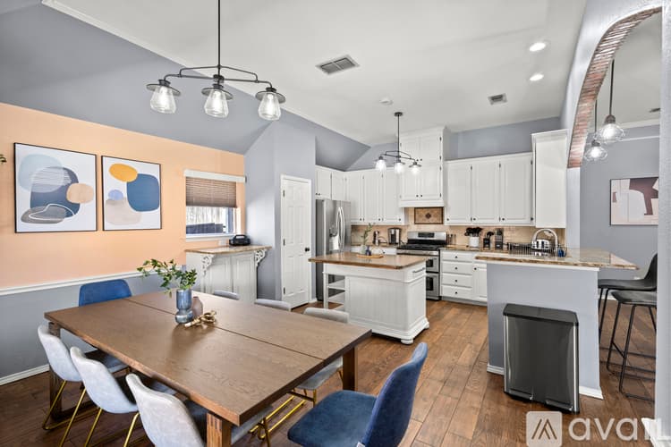 Saginaw House: 324 Woodcrest Dr