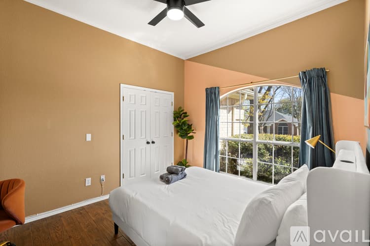 Saginaw House: 324 Woodcrest Dr
