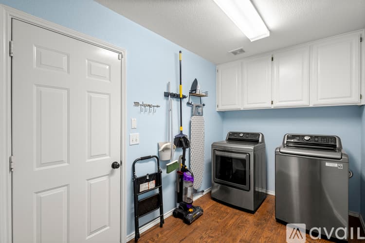 Saginaw House: 324 Woodcrest Dr