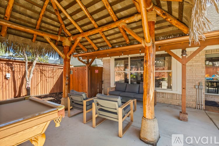 Saginaw House: 324 Woodcrest Dr