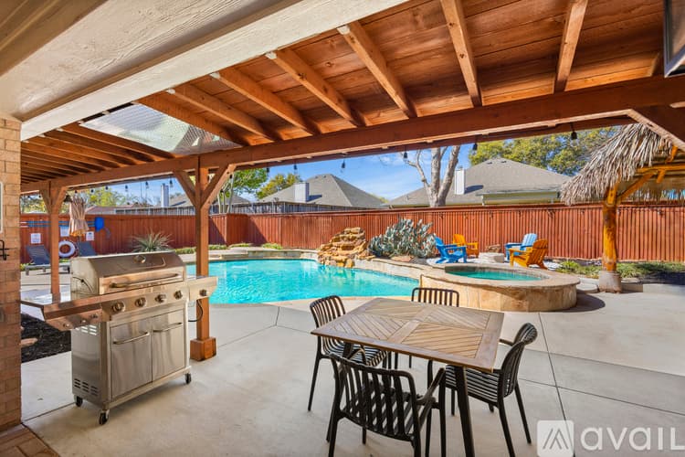 Saginaw House: 324 Woodcrest Dr