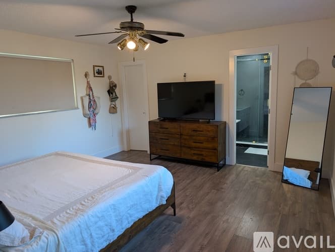 Hollywood House: 5430 Pierce St