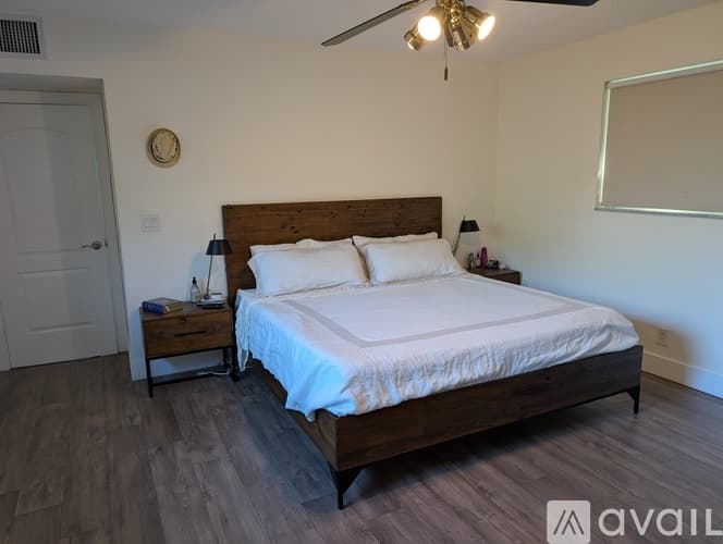 Hollywood House: 5430 Pierce St