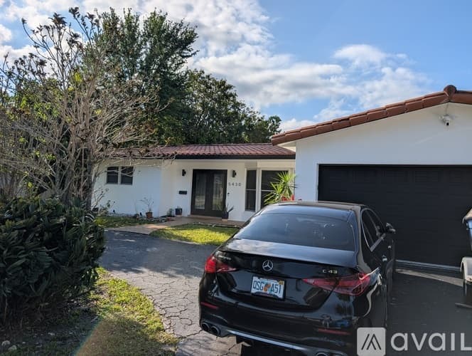 Hollywood House: 5430 Pierce St