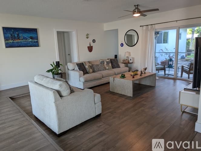 Hollywood House: 5430 Pierce St