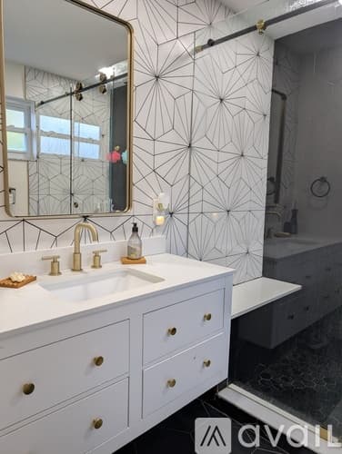 Hollywood House: 5430 Pierce St
