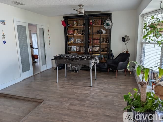 Hollywood House: 5430 Pierce St