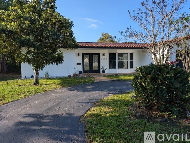 Hollywood House: 5430 Pierce St