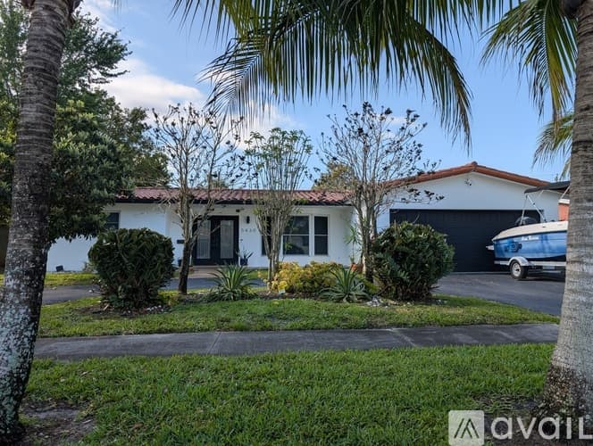 Hollywood House: 5430 Pierce St