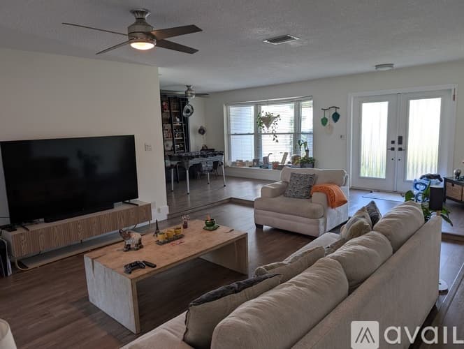 Hollywood House: 5430 Pierce St