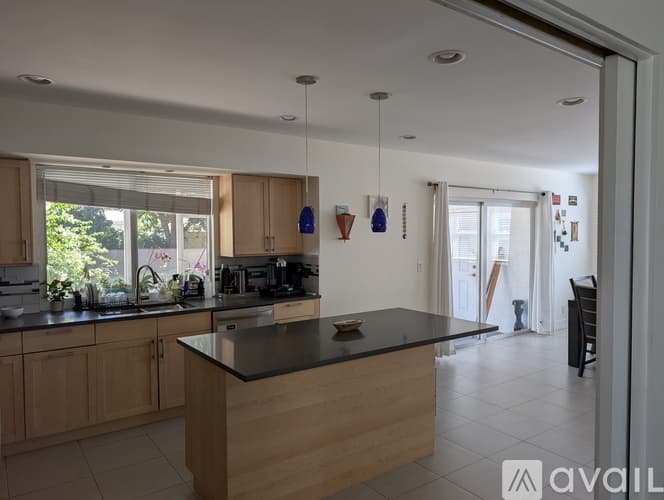 Hollywood House: 5430 Pierce St