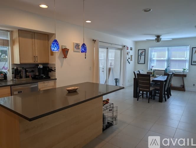 Hollywood House: 5430 Pierce St