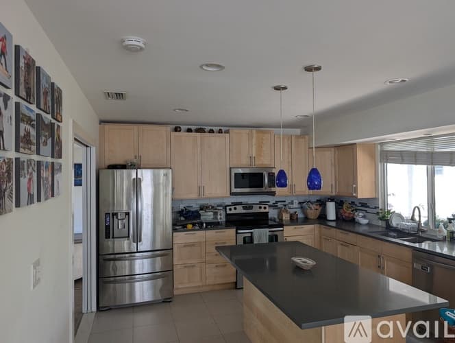 Hollywood House: 5430 Pierce St