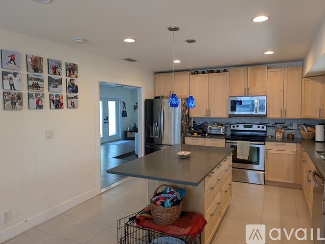 Hollywood House: 5430 Pierce St