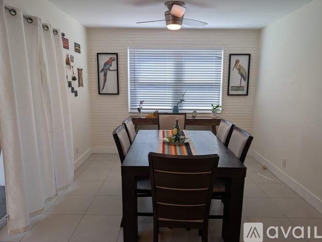 Hollywood House: 5430 Pierce St