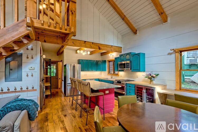 Clayton House: 32 Hill Camp Ln