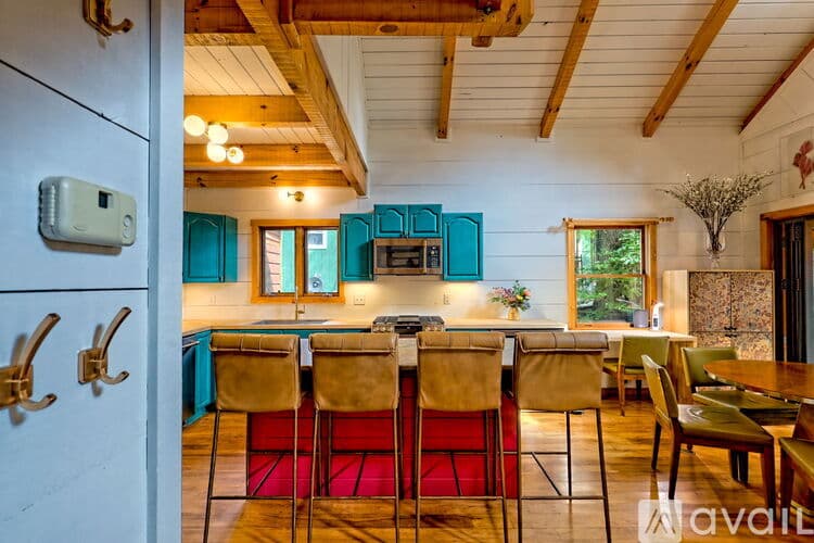 Clayton House: 32 Hill Camp Ln