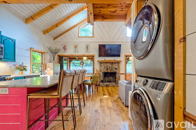 Clayton House: 32 Hill Camp Ln