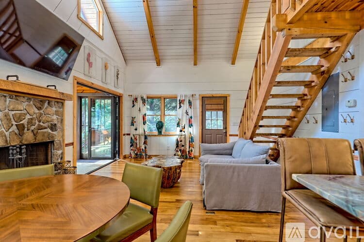 Clayton House: 32 Hill Camp Ln
