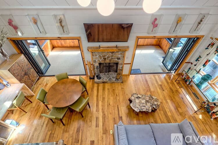 Clayton House: 32 Hill Camp Ln