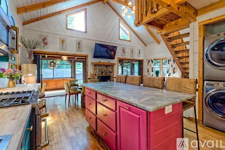 Clayton House: 32 Hill Camp Ln