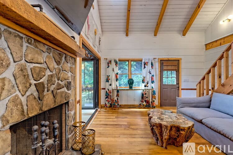Clayton House: 32 Hill Camp Ln