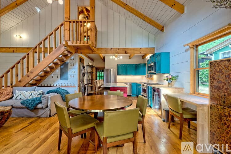 Clayton House: 32 Hill Camp Ln