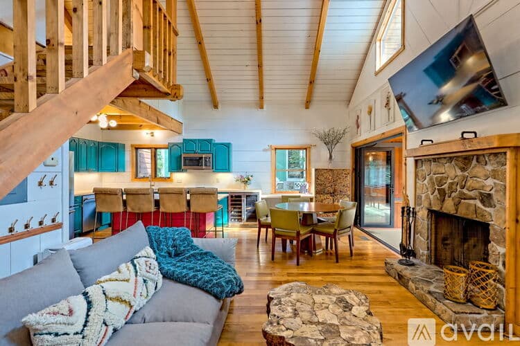 Clayton House: 32 Hill Camp Ln