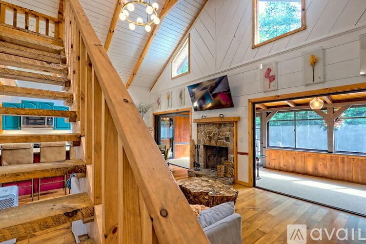 Clayton House: 32 Hill Camp Ln