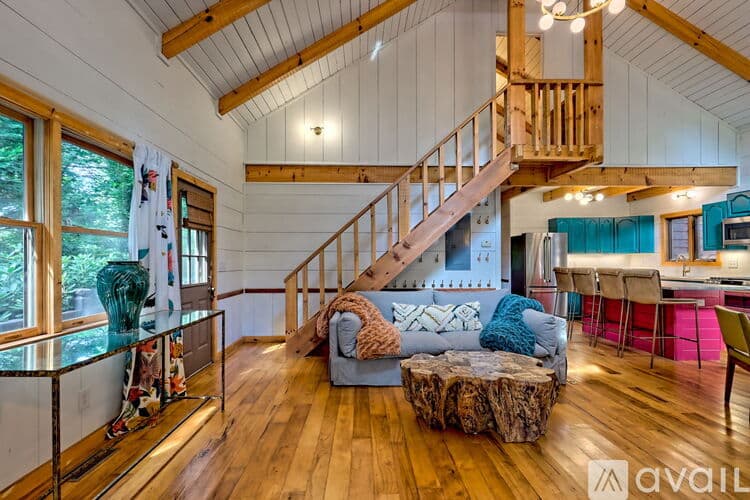 Clayton House: 32 Hill Camp Ln