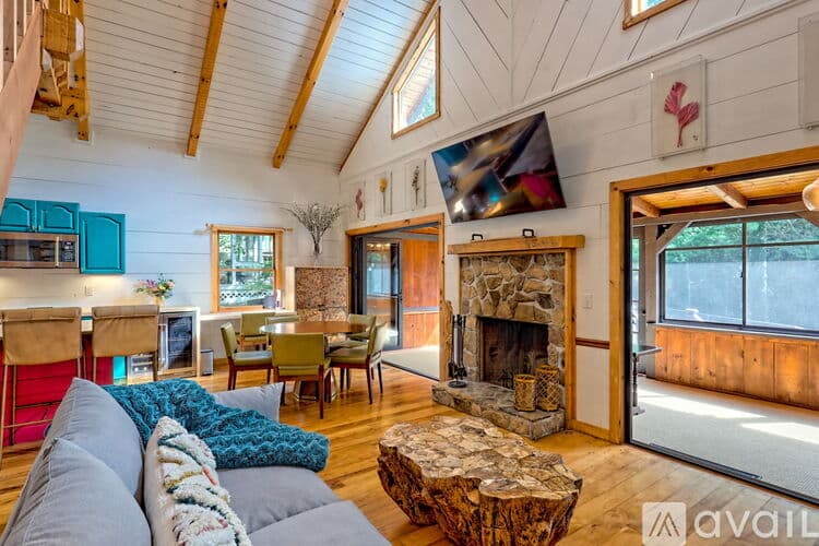 Clayton House: 32 Hill Camp Ln