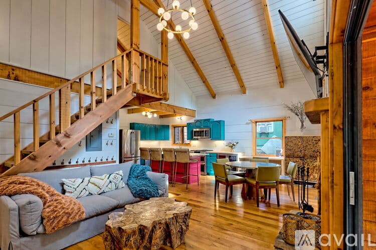 Clayton House: 32 Hill Camp Ln