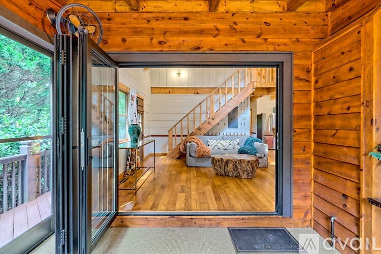 Clayton House: 32 Hill Camp Ln