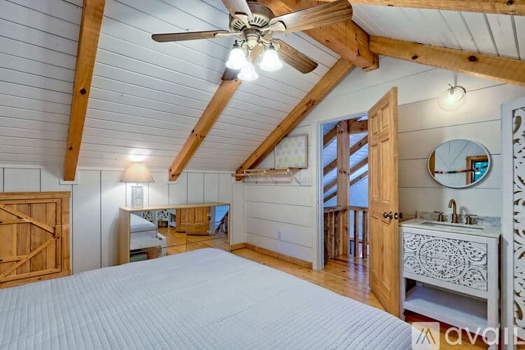 Clayton House: 32 Hill Camp Ln