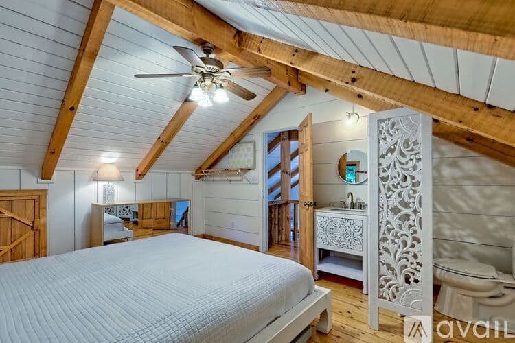 Clayton House: 32 Hill Camp Ln