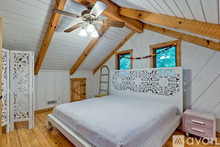 Clayton House: 32 Hill Camp Ln