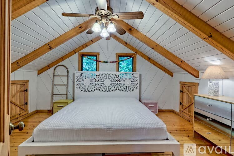 Clayton House: 32 Hill Camp Ln