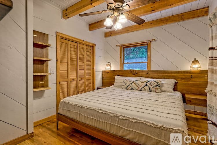 Clayton House: 32 Hill Camp Ln