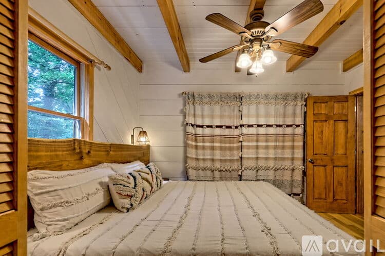 Clayton House: 32 Hill Camp Ln