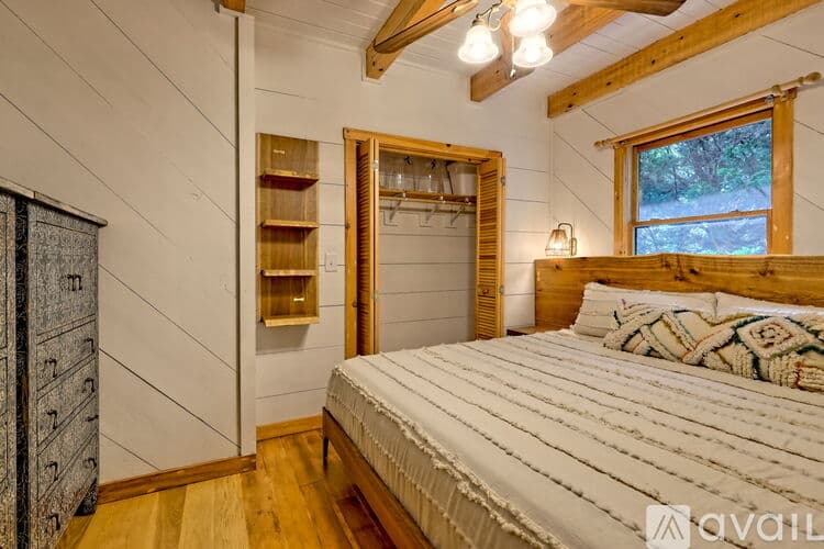 Clayton House: 32 Hill Camp Ln