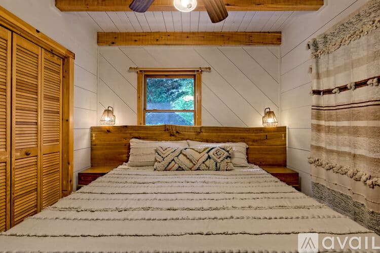 Clayton House: 32 Hill Camp Ln