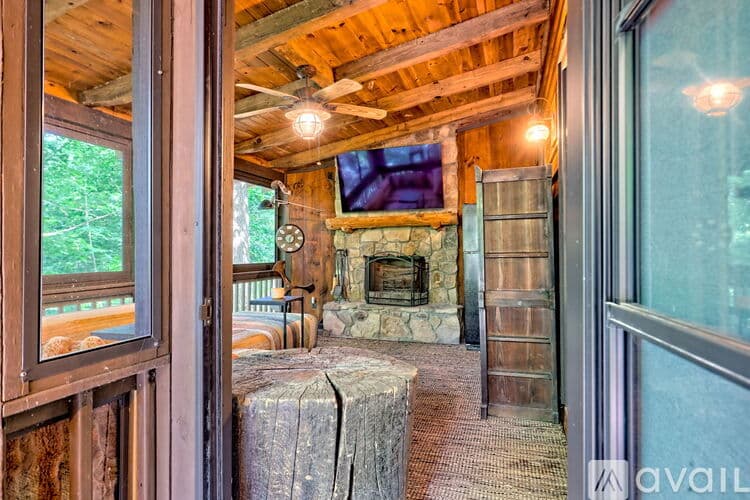 Clayton House: 32 Hill Camp Ln
