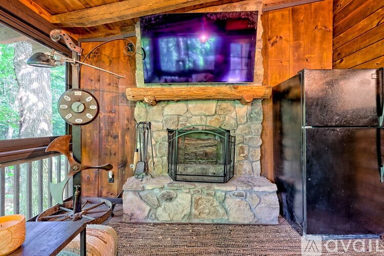 Clayton House: 32 Hill Camp Ln