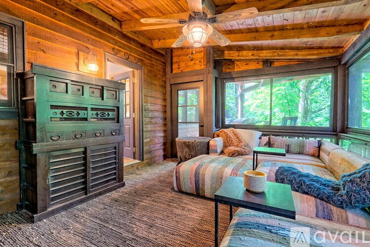 Clayton House: 32 Hill Camp Ln