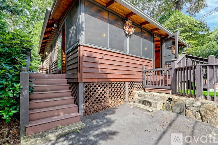 Clayton House: 32 Hill Camp Ln