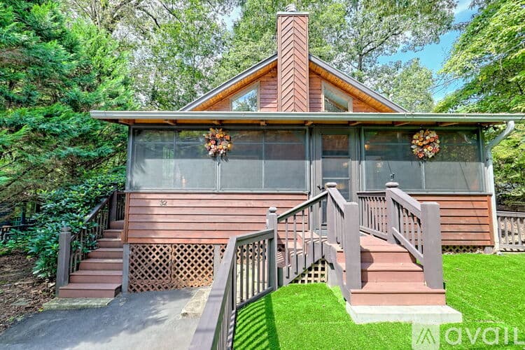 Clayton House: 32 Hill Camp Ln